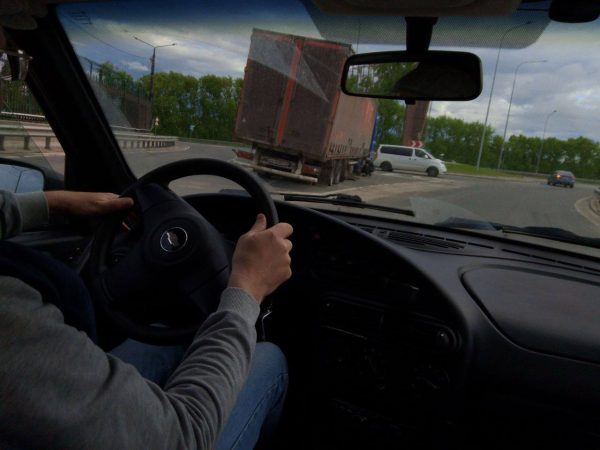 Мудров сделал выговор водителям грузовиков за езду по дамбе Нижегородской ГЭС