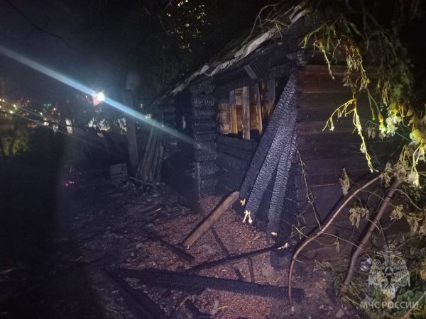 Заброшенное здание сгорело на улице Родионова в Нижнем Новгороде