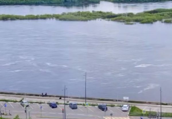 Росприроднадзор проводит проверку из-за странных пятен на Волге