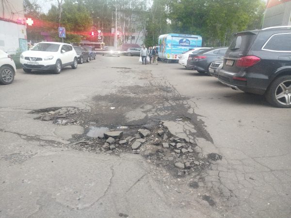 Разбитую дорогу на перекрестке улиц Сусловой и Корнилова отремонтируют