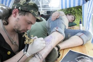 От шрамов до инфекций: почему нельзя делать тату в домашних условиях
