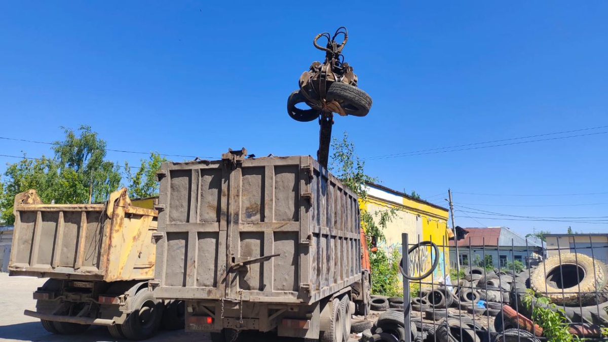 Более 60 тонн автомобильных шин вывезли со свалки на улице Электровозной