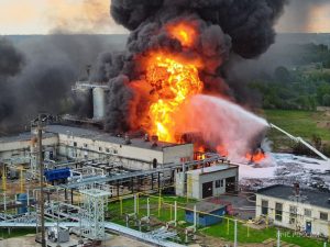 Опубликовано видео тушения пожара на битумном заводе в Кстовском районе