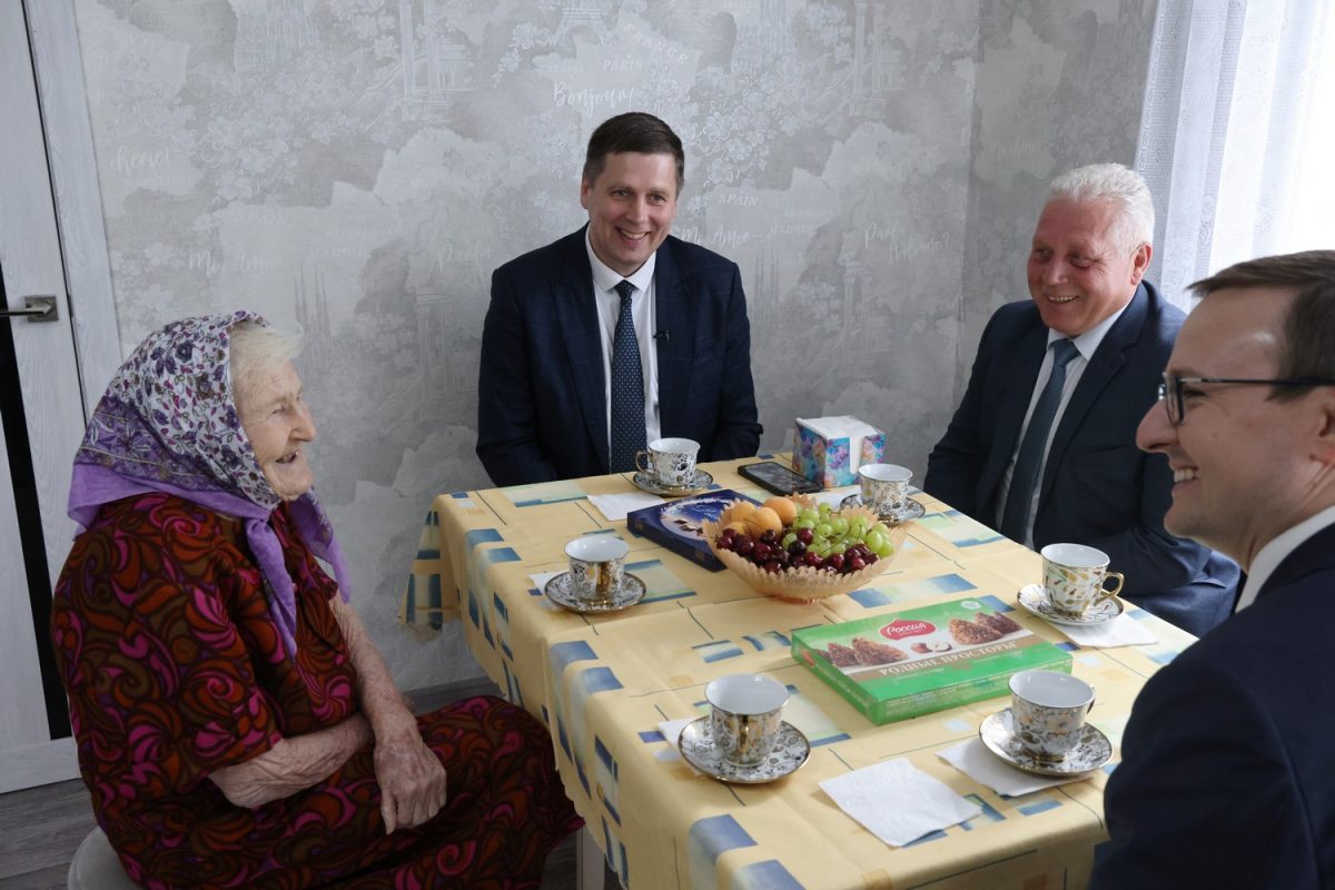 Андрей Гнеушев навестил ветерана войны Надежду Мишину из Сеченова