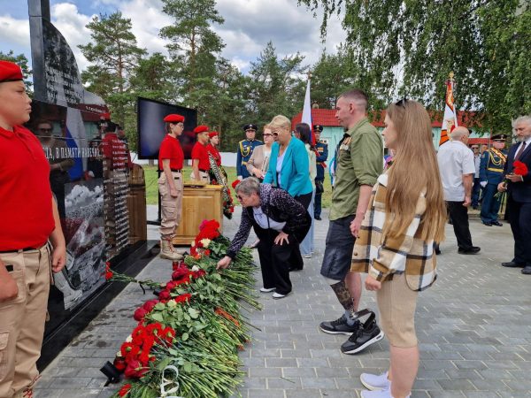 В посёлке Мулино Володарского округа торжественно открыли мемориал памяти бойцов СВО