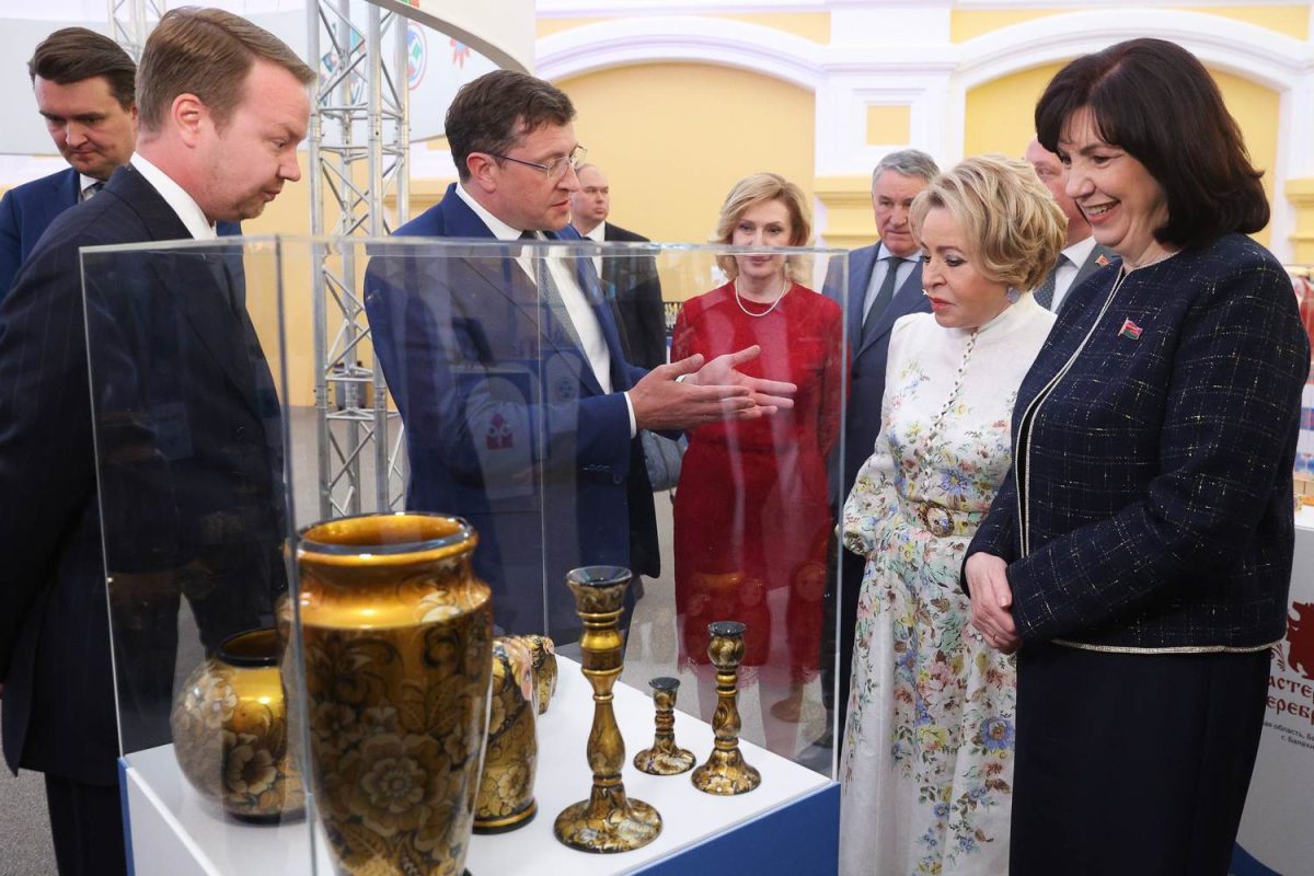 Валентине Матвиенко и Наталье Кочановой представили выставку изделий НХП на Форуме креативных территорий