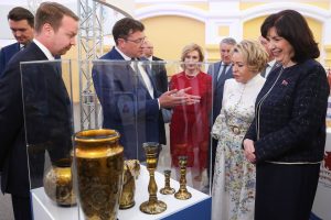 Валентине Матвиенко и Наталье Кочановой представили выставку изделий НХП на Форуме креативных территорий
