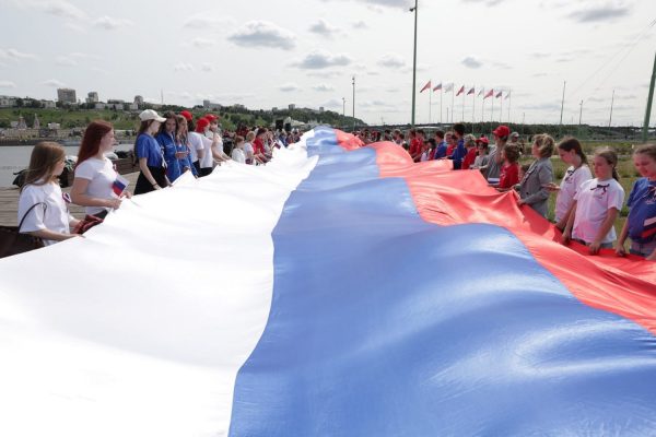Нижегородцы растянули 100-метровый триколор на Стрелке в честь Дня России