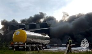 Три боевых участка создали на месте пожара на заводе в Кстовском районе