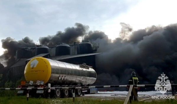 Три боевых участка создали на месте пожара на заводе в Кстовском районе