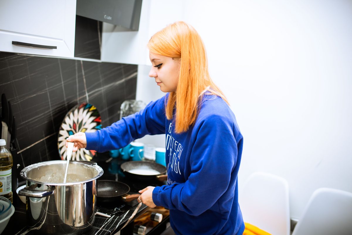 Волонтёры Победы провели кулинарный мастер-класс по русской кухне ко Дню России