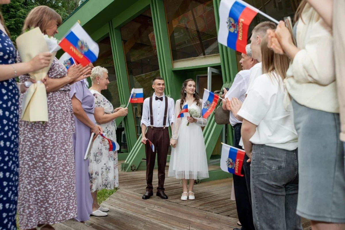 Нижегородские молодожены зарегистрировали брак в планетарии парка «Швейцария»