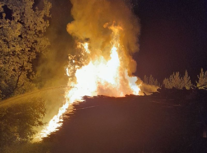 Древесные отходы загорелись в Садовом переулке в Дзержинске