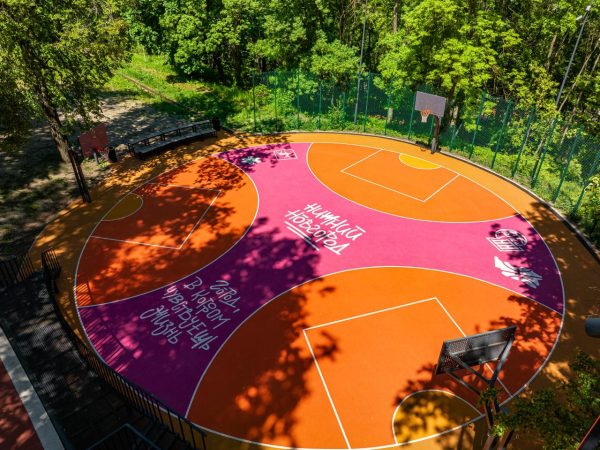 В Александровском саду появилась новая баскетбольная площадка