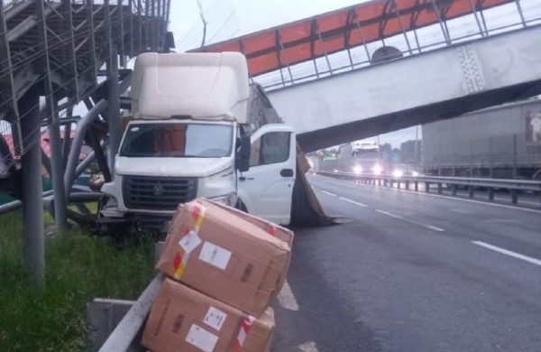 Грузовик обрушил пешеходный переход на трассе М‑7 «Волга» под Владимиром