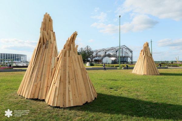 Ленд-арт «Башни» установили на Стрелке в Нижнем Новгороде