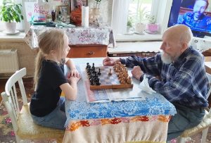 В 92 года сел на скутер: киномеханик из села Хохлома раскрыл секрет активного долголетия