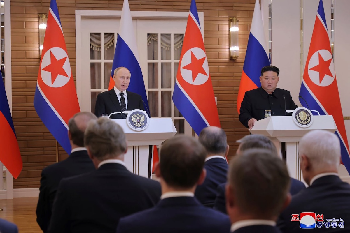 Лидер КНДР Ким Чен Ын (справа) и президент РФ Владимир Путин (слева) во время пресс-конференции после подписания соглашения о всеобъемлющем стратегическом партнерстве