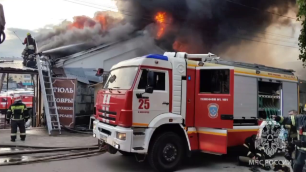 Торговые павильоны горят в Канавинском районе