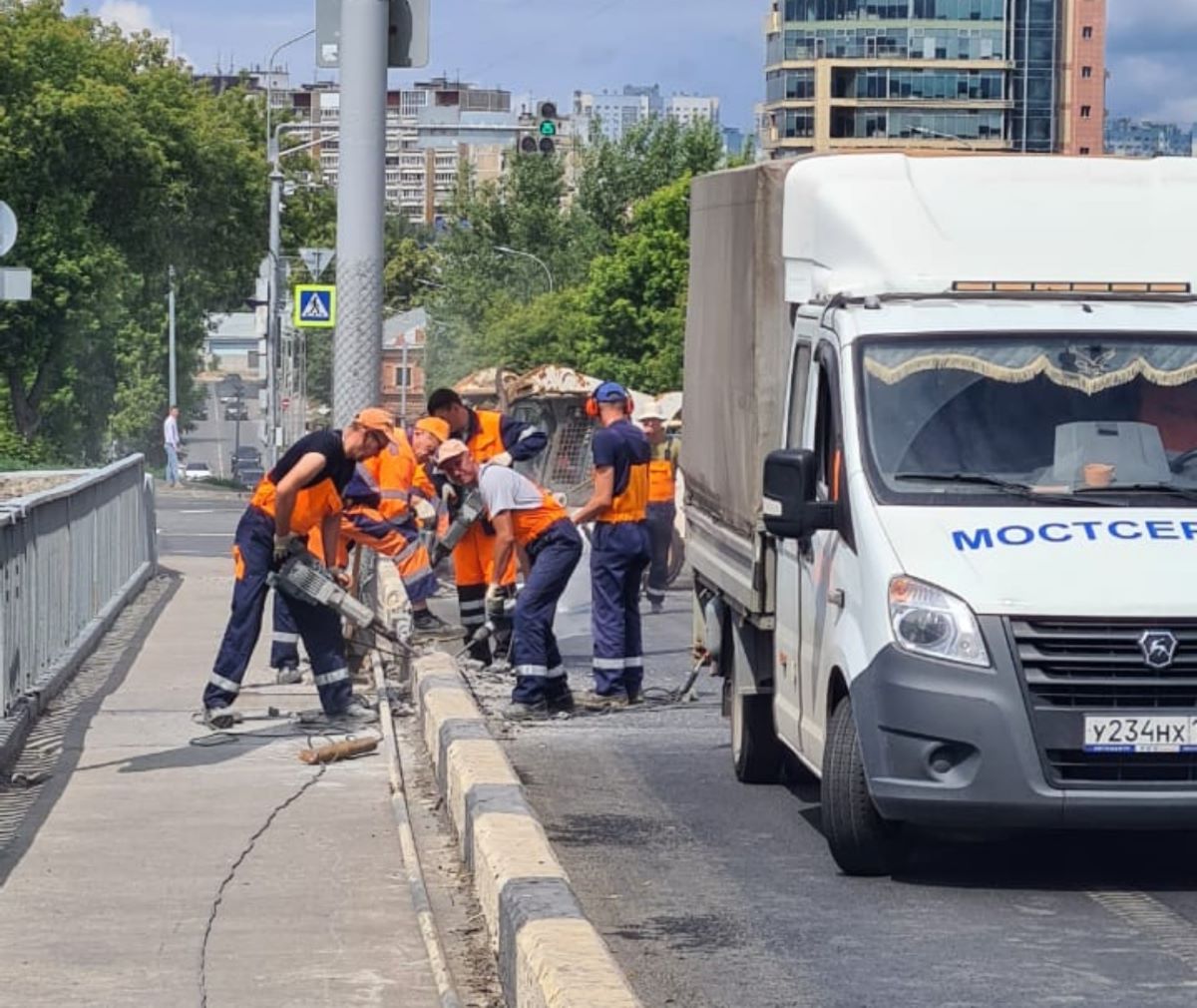 В Нижнем Новгороде начался ремонт парапетных ограждений на Канавинском мосту