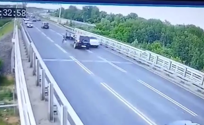 Опубликовано видео смертельного ДТП с участием мотоциклиста на Борском мосту