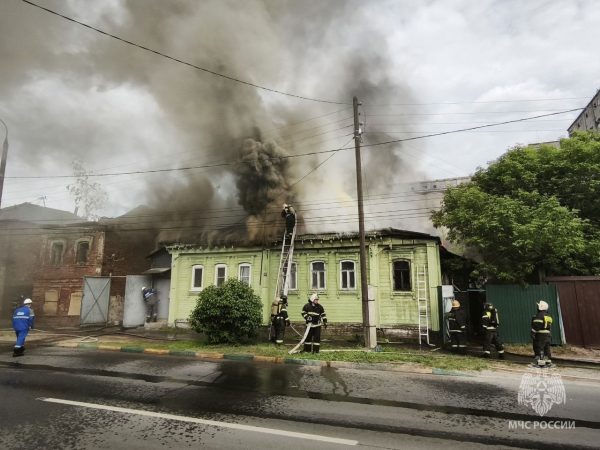 Опубликовано видео тушения пожара в частном доме на улице Интернациональной