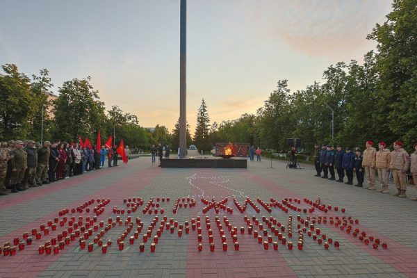 Михаил Клинков посетил акцию «Огненные картины войны»
