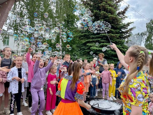 Активисты партии «Единая Россия» поздравили юных нижегородцев с праздником