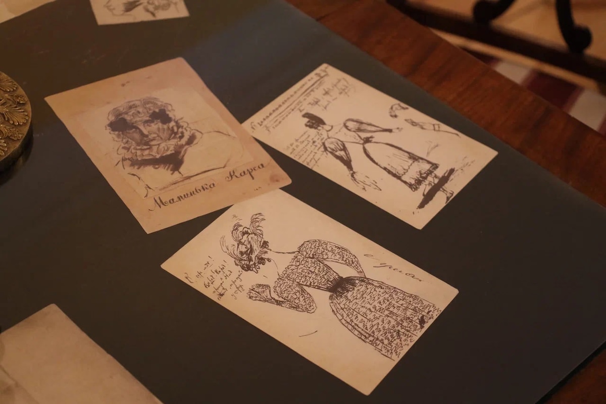 В музее-заповеднике А.С. Пушкина «Болдино» экскурсанты увидели подлинные предметы интерьера, личные вещи и копии рукописных текстов поэта