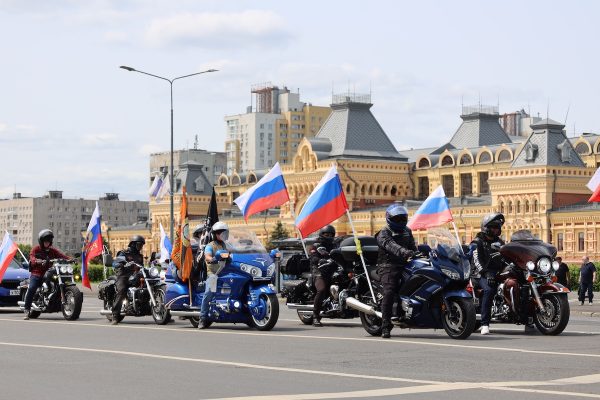 Триколоры и флаги «Единой России» проехали по улицам Нижнего Новгорода