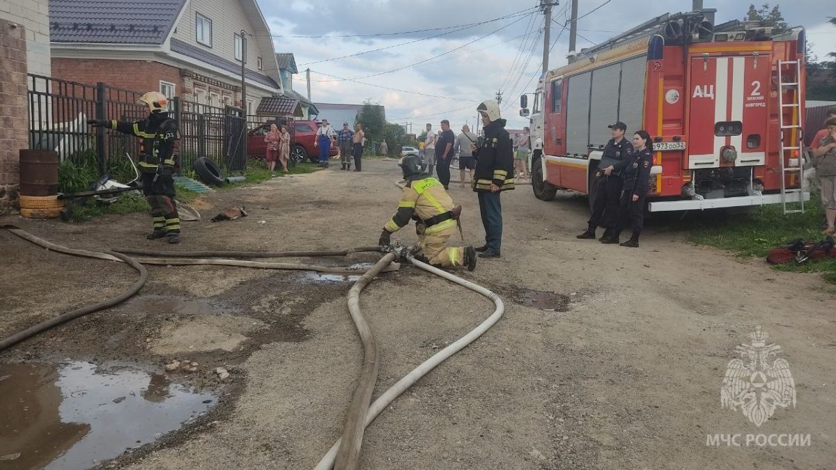 Машина, гараж и мансарда сгорели в частном доме в Нижнем Новгороде
