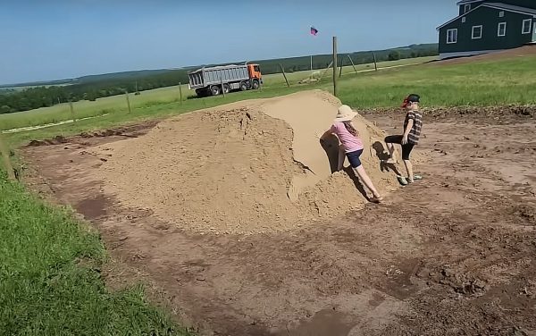 Канадцы показали, как строят волейбольную площадку у себя на участке