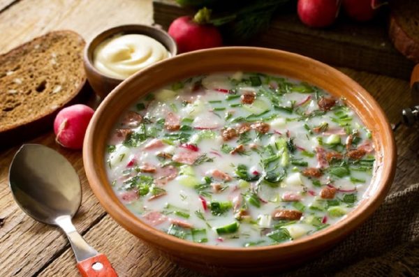 Гастроэнтеролог Неронов рассказал, кому стоит отказаться от окрошки