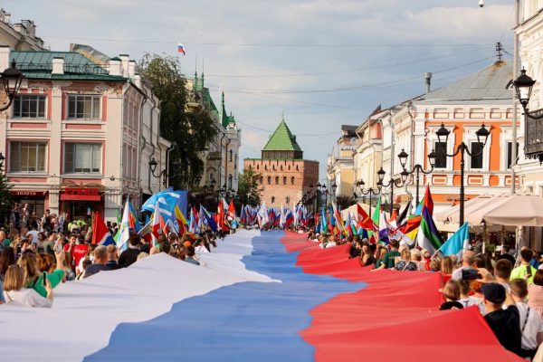 Участники «Парада регионов» пронесли по центральной улице стометровый триколор
