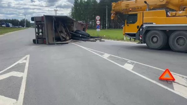Грузовик с полуприцепом с металлическими рулонами опрокинулся около&nbsp;Выксы