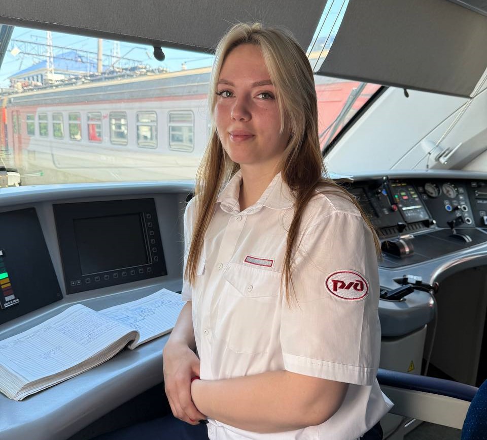 Первая женщина-помощник машиниста электропоезда начала работать в депо ГЖД