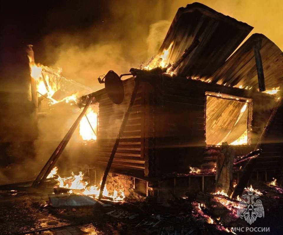 Пожарные МЧС России потушили жилой дом в деревне Мякотинское в Борском округе