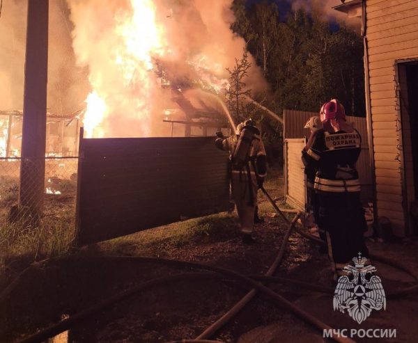 Садовый дом и баня загорелись в СНТ «Заря» в Сормовском районе