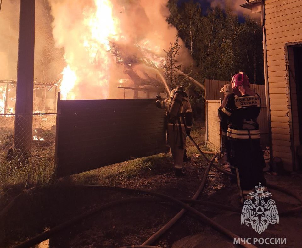 Садовый дом и баня загорелись в СНТ «Заря» в Сормовском районе
