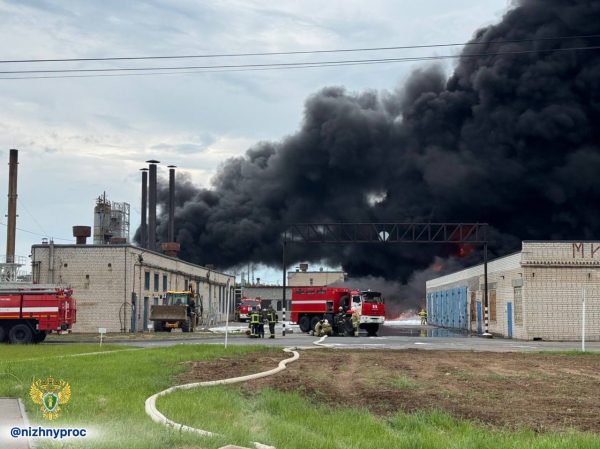 Роспотребнадзор проведет проверку в зоне пожара на битумном заводе в Кстове