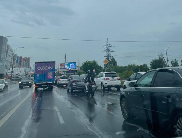 Огромная пробка образовалась на выезде из Верхних Печер