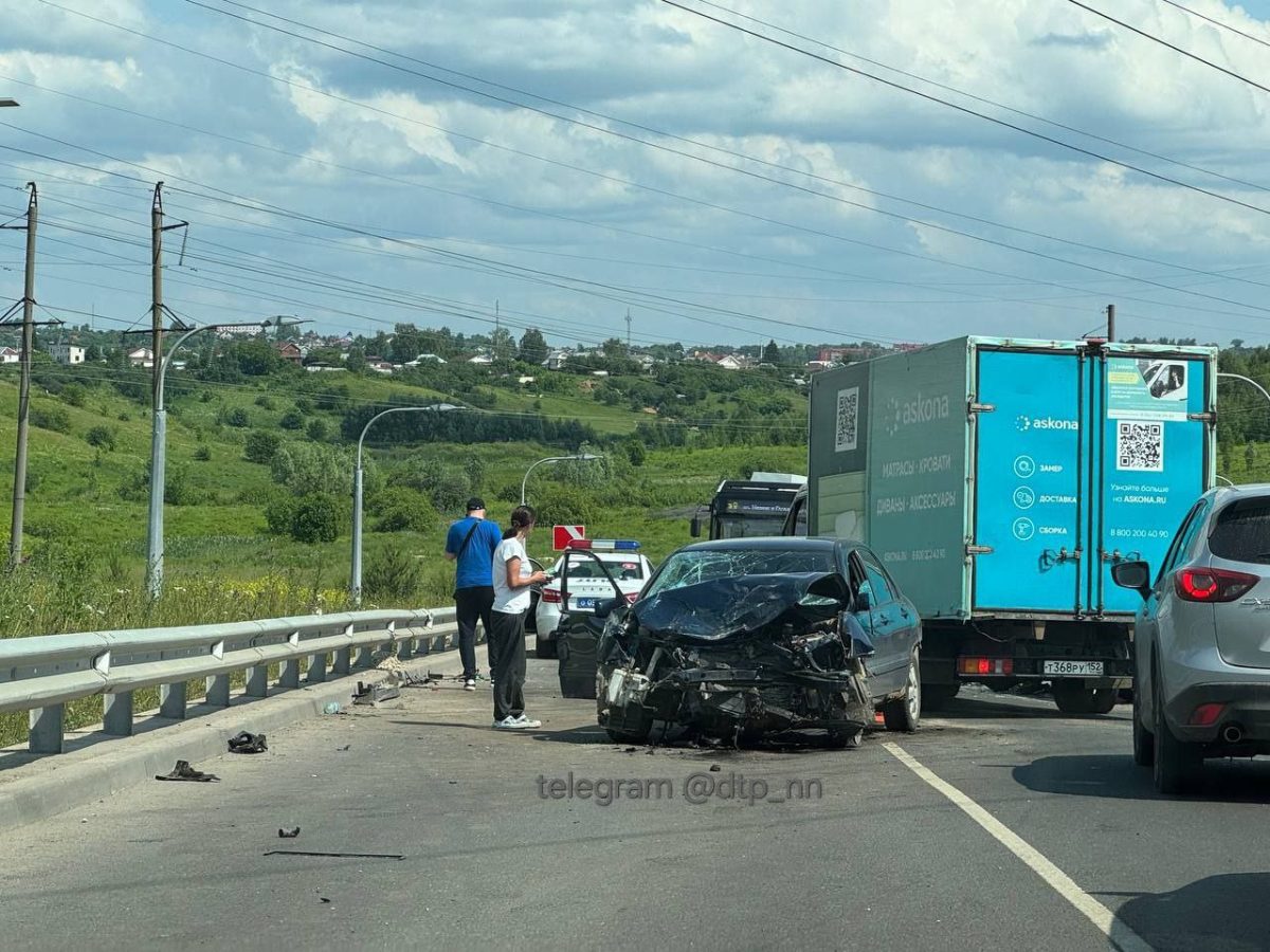 Огромная пробка образовалась около Анкудиновки из-за ДТП