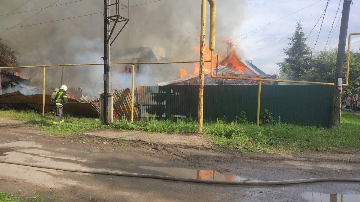 Опубликовано видео тушения пожара на Барнаульской улице в Нижнем Новгороде