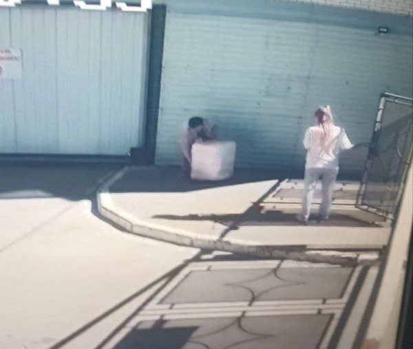 Студентка передала мошеннику сейф со 100 000 долларов США, чтобы спасти отца