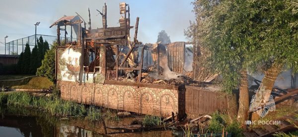 Два коттеджа загорелись на территории загородного клуба в Малом Козино