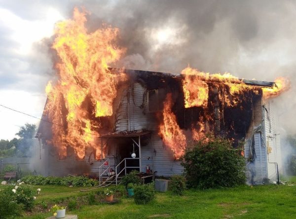 Пенсионерка пострадала на пожаре в Володарском округе