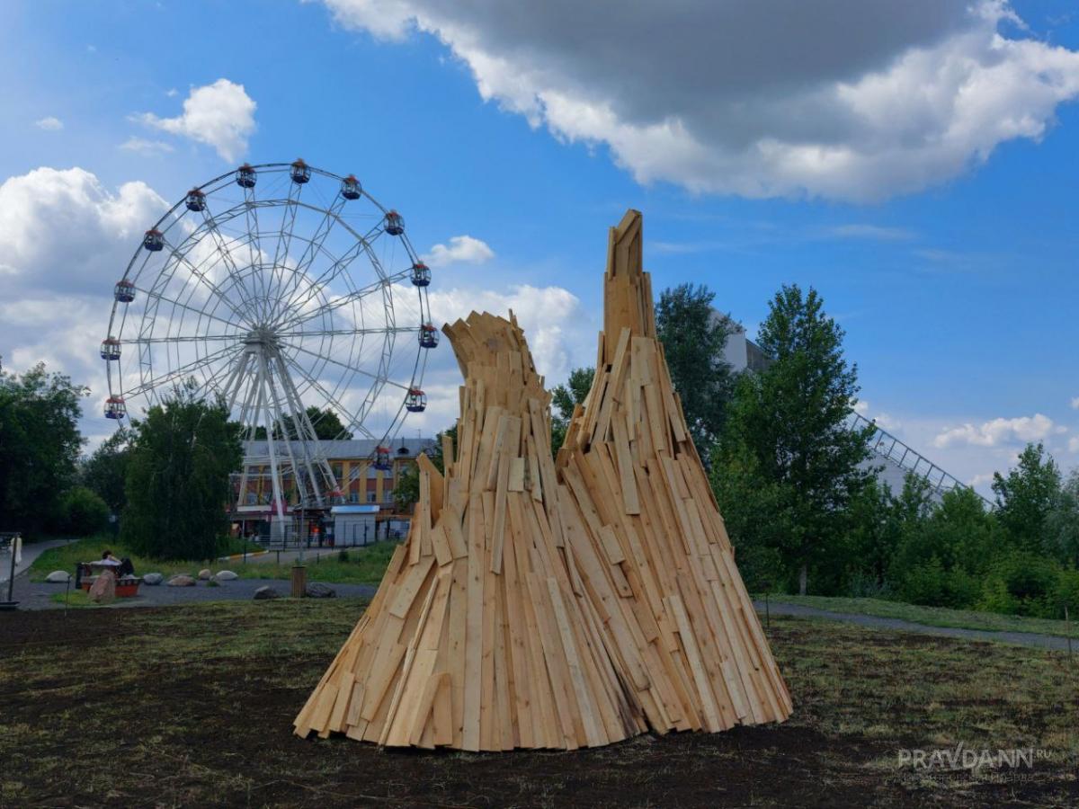 Ленд-арт «Башни» установили на площади Сенной в Нижнем Новгороде