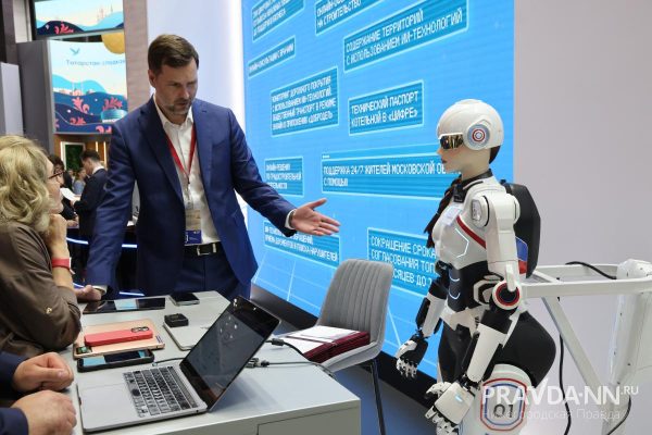 Нижегородские матрешки, киберженщины и новые авто: что представили на ПМЭФ-2025 в Санкт-Петербурге