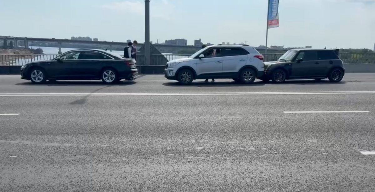 Два человека пострадали в массовой аварии на Канавинском мосту
