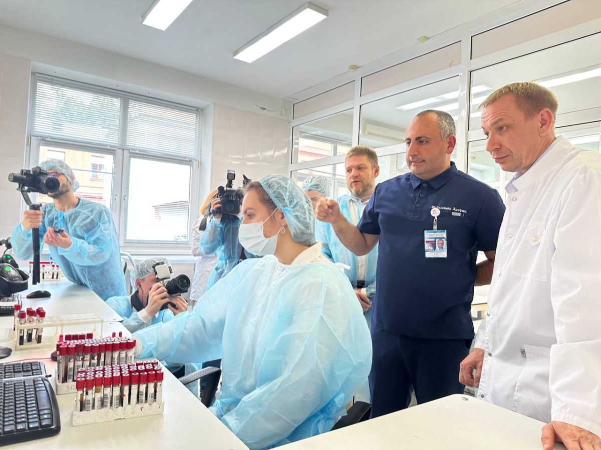 Робот-конвейер для анализа крови запустили в Нижегородском СПИД-центре